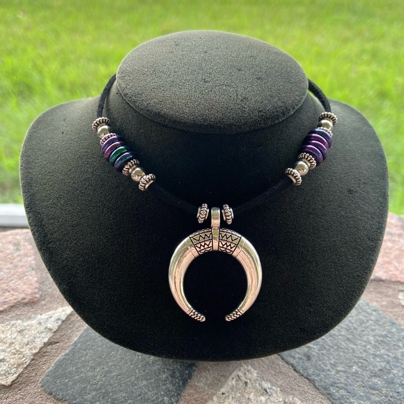 Lunula crecent up side down moon horn necklace - Picture 5 of 11